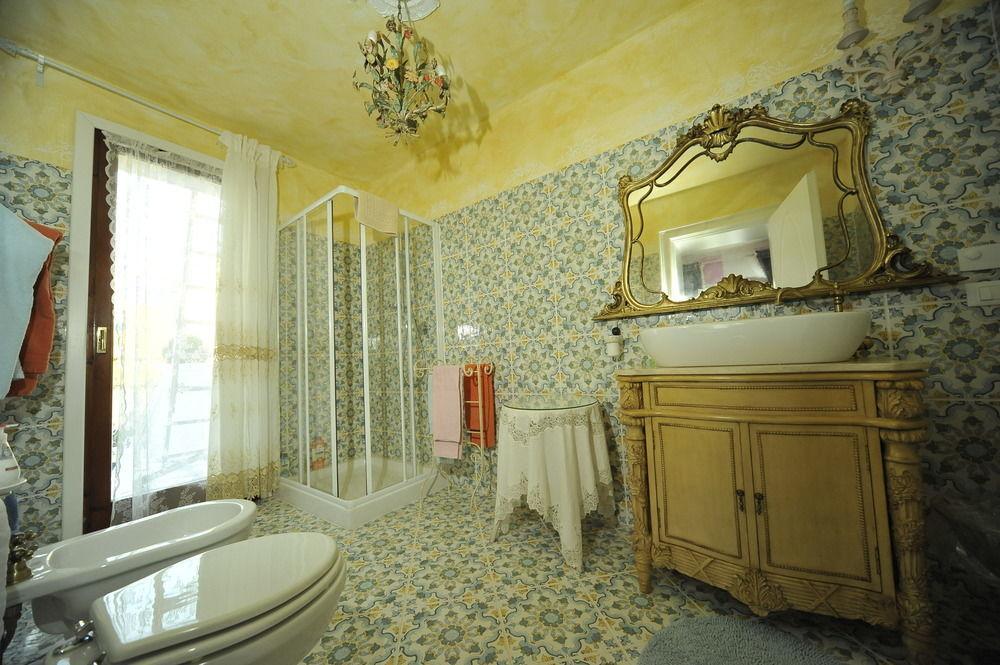 B And B Della Mimosa เดเซนซาโนเดลการ์ดา ภายนอก รูปภาพ